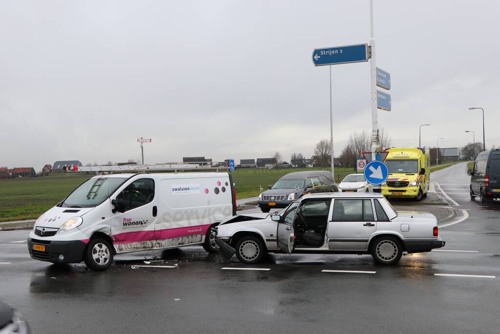 Bestelbus en personenwagen botsen op kruising