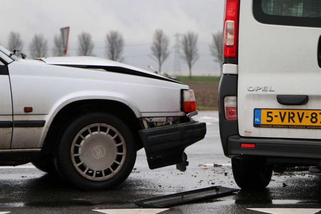 Bestelbus en personenwagen botsen op kruising