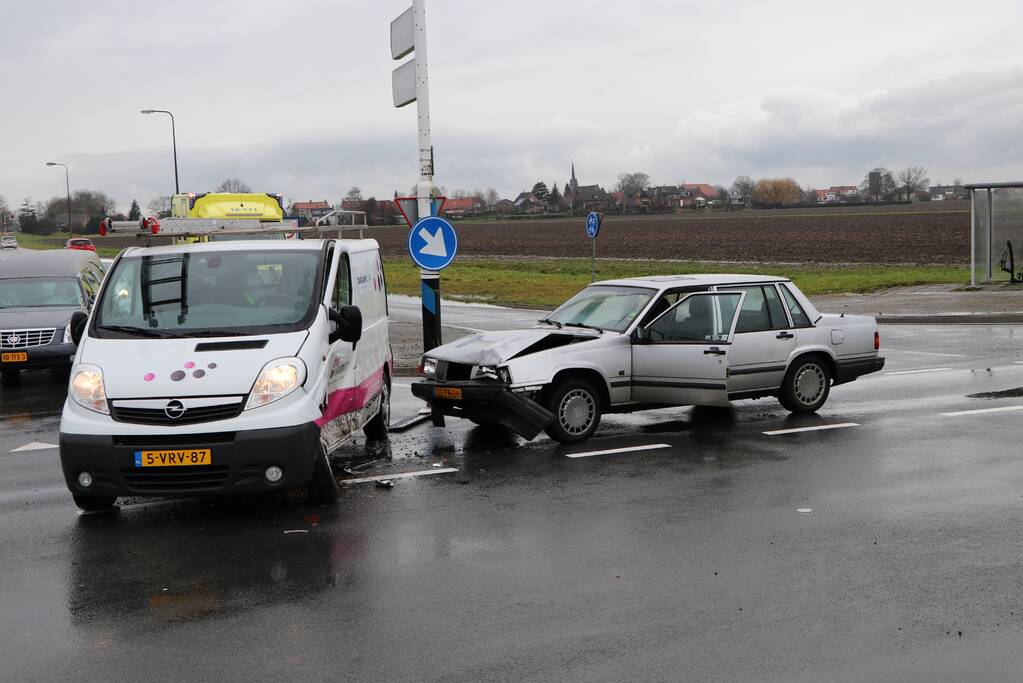 Bestelbus en personenwagen botsen op kruising