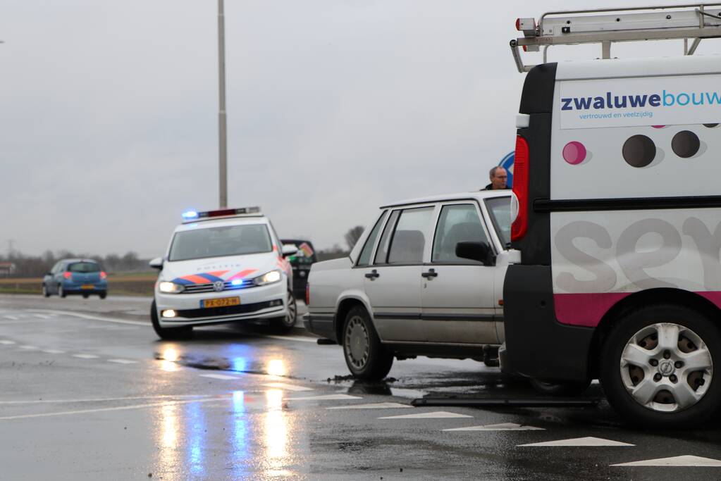 Bestelbus en personenwagen botsen op kruising