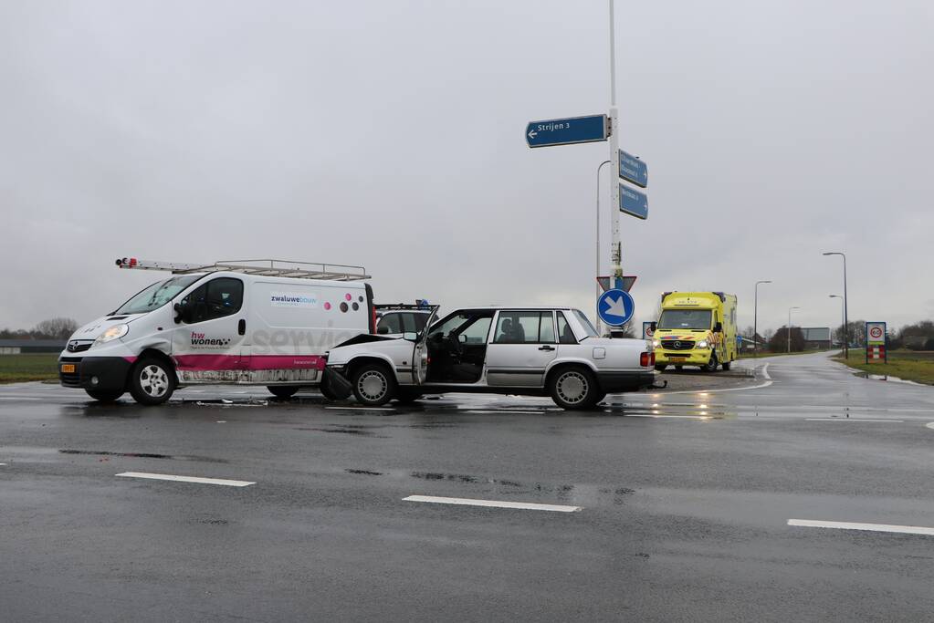 Bestelbus en personenwagen botsen op kruising