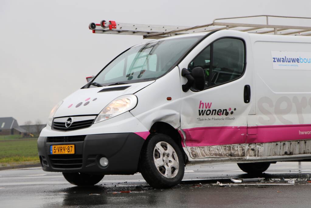 Bestelbus en personenwagen botsen op kruising
