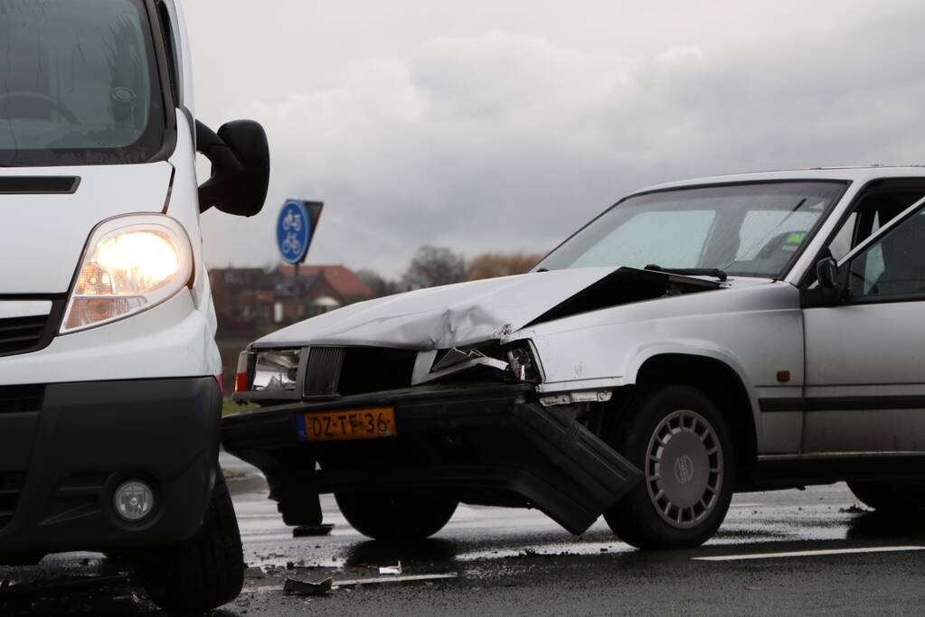 Bestelbus en personenwagen botsen op kruising