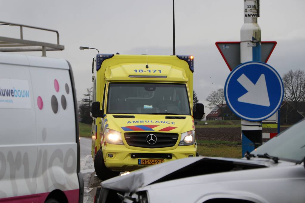 Bestelbus en personenwagen botsen op kruising