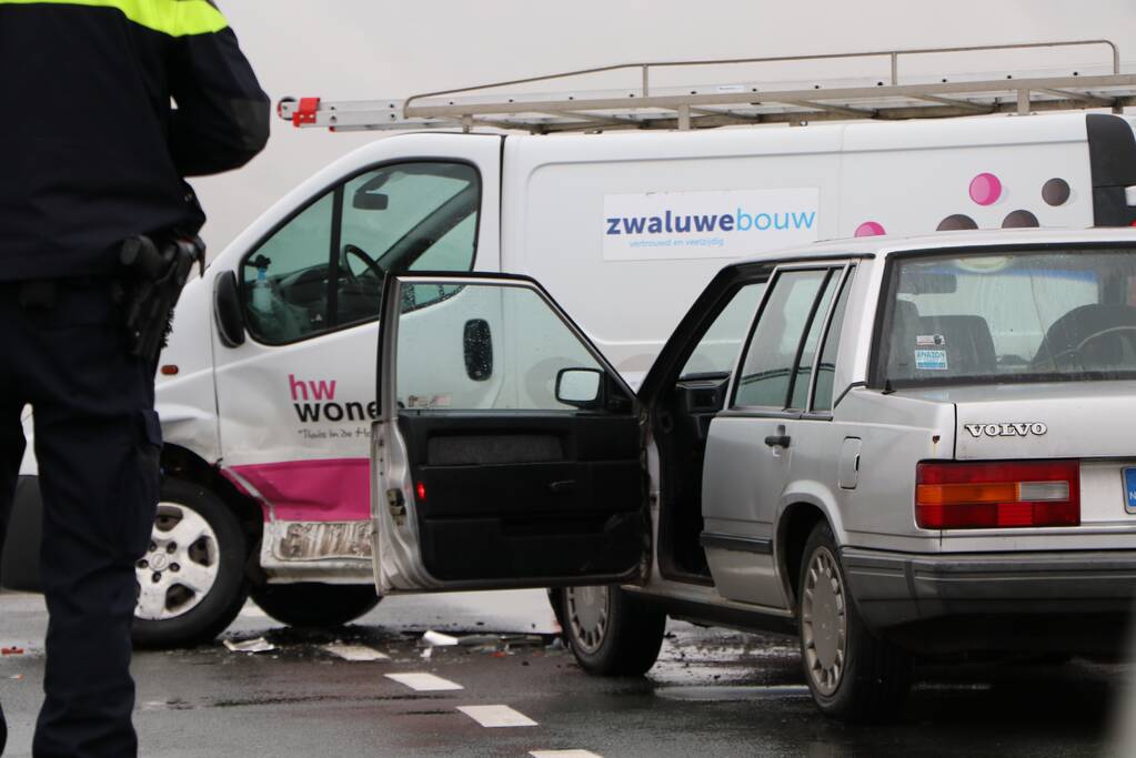 Bestelbus en personenwagen botsen op kruising