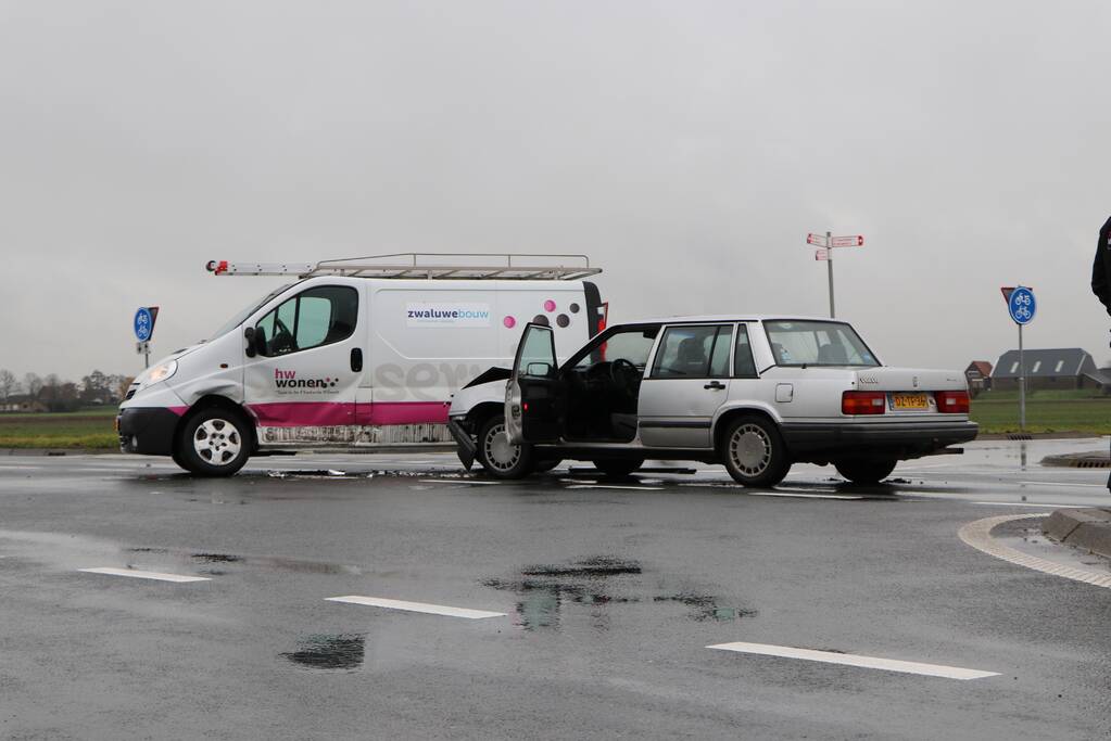 Bestelbus en personenwagen botsen op kruising
