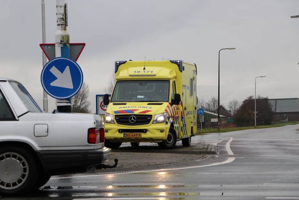 Bestelbus en personenwagen botsen op kruising