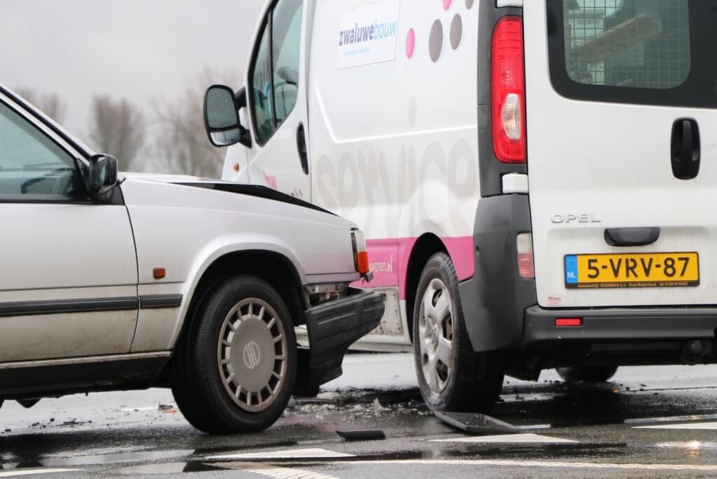 Bestelbus en personenwagen botsen op kruising