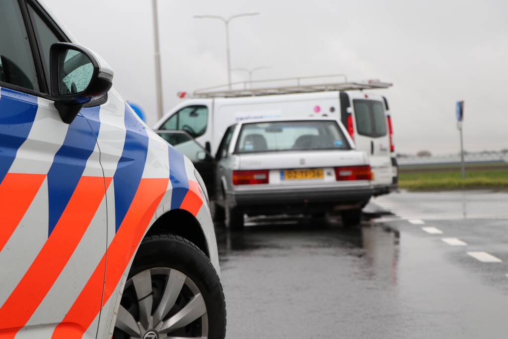 Bestelbus en personenwagen botsen op kruising