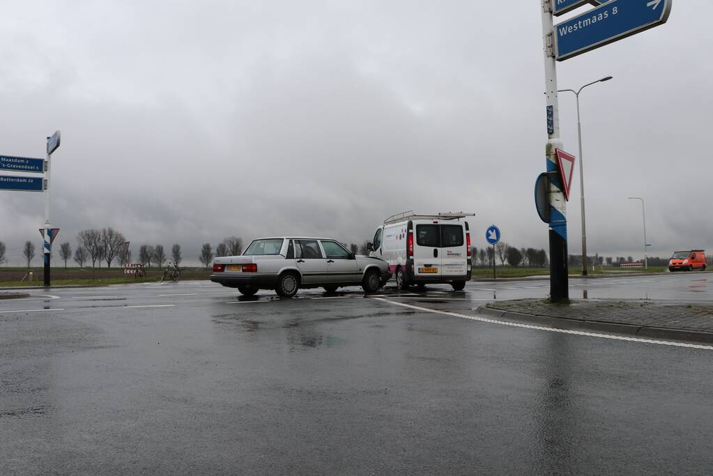 Bestelbus en personenwagen botsen op kruising