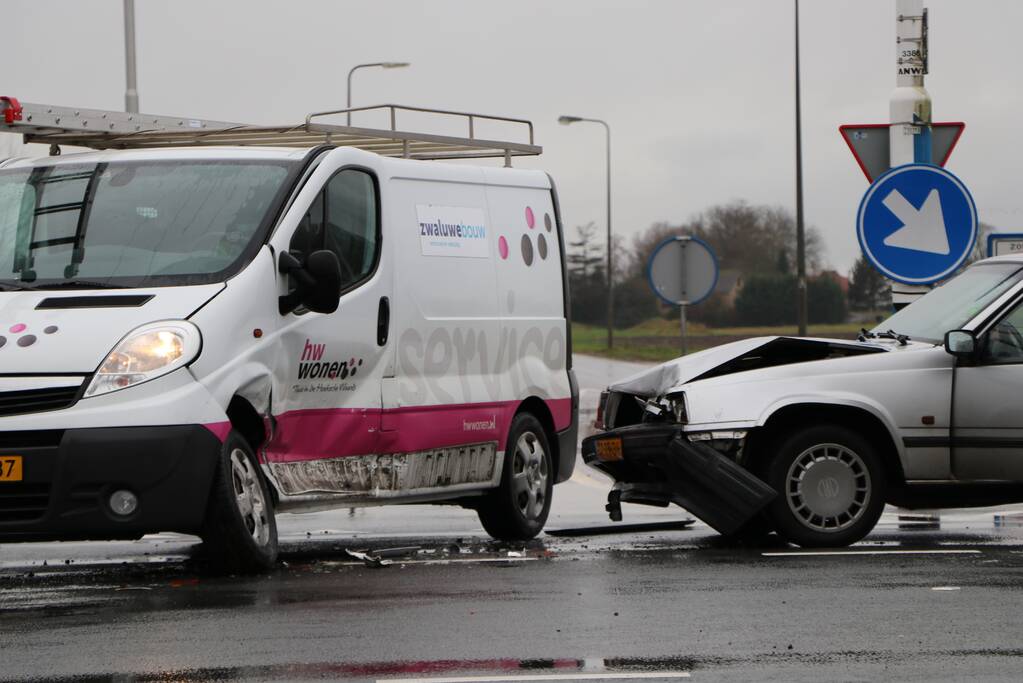 Bestelbus en personenwagen botsen op kruising