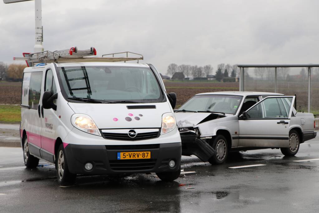 Bestelbus en personenwagen botsen op kruising