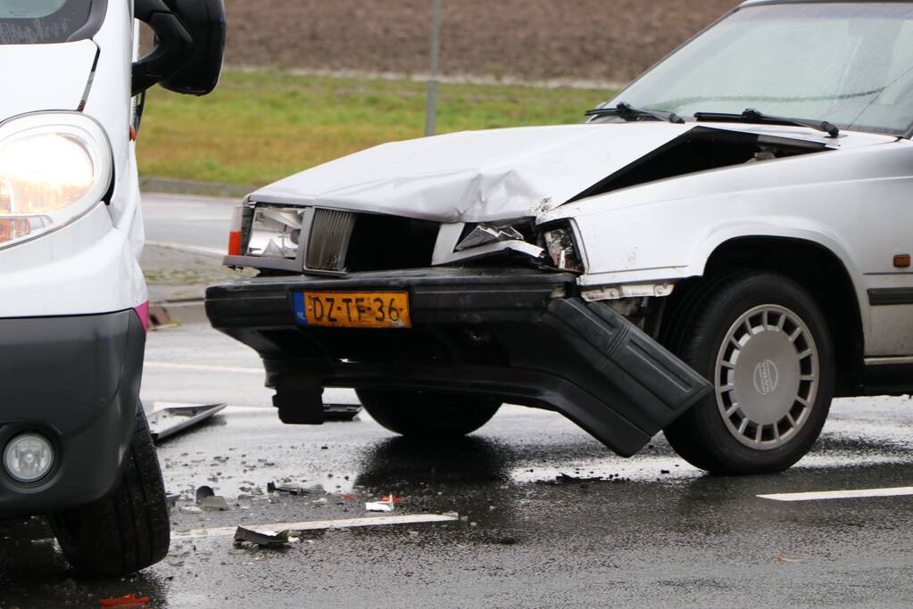 Bestelbus en personenwagen botsen op kruising