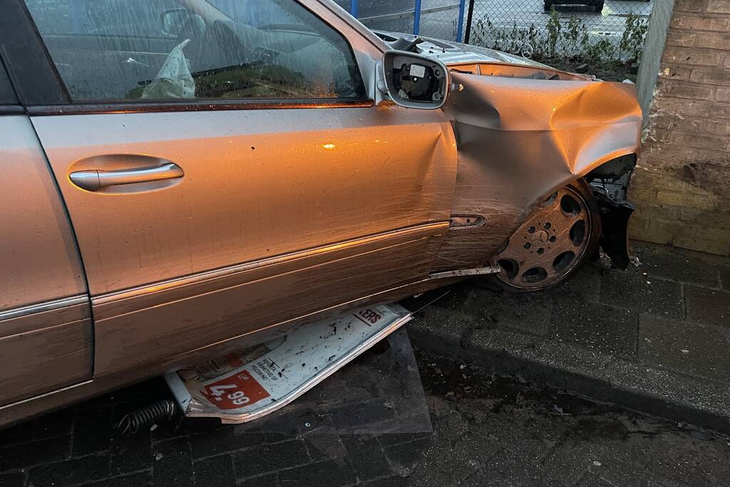 Automobilist richt ravage aan bij Albert Heijn