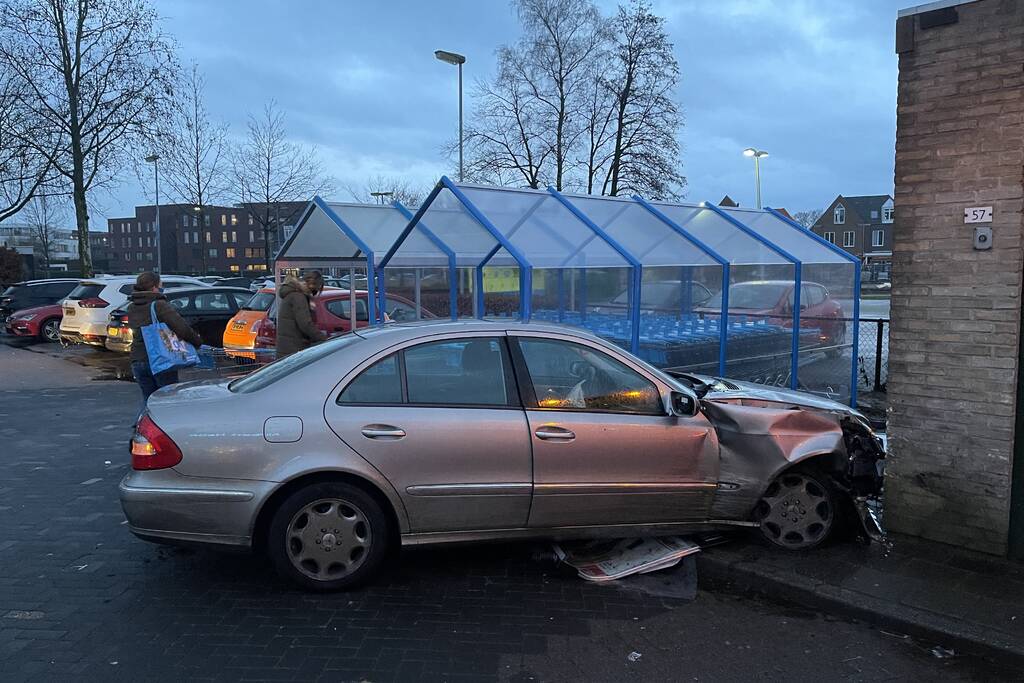 Automobilist richt ravage aan bij Albert Heijn