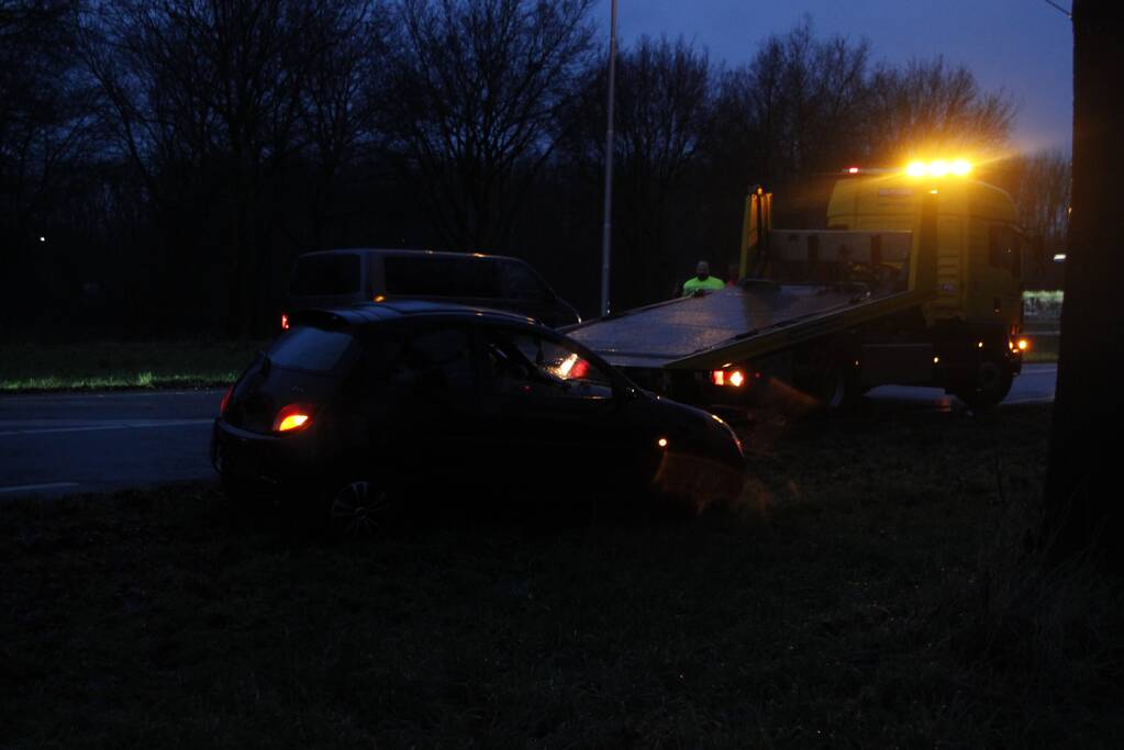 Twee voertuigen botsen op elkaar