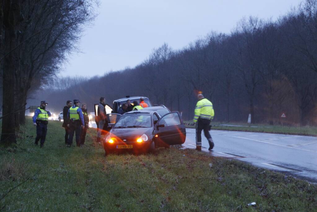 Twee voertuigen botsen op elkaar