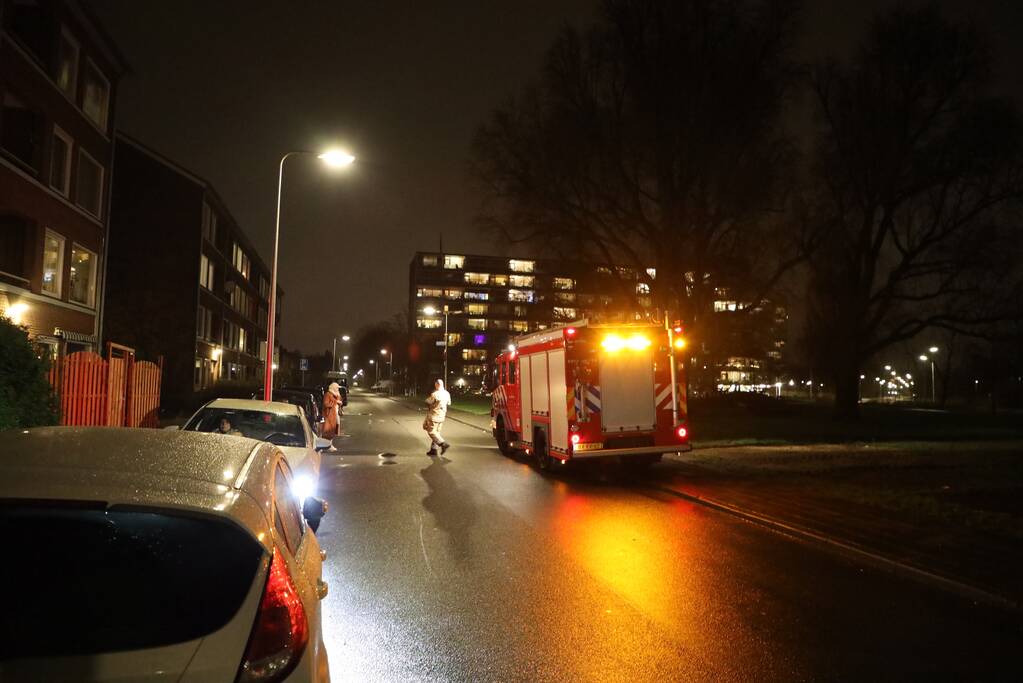 Brandweer doet onderzoek naar benzinelucht in appartementencomplex
