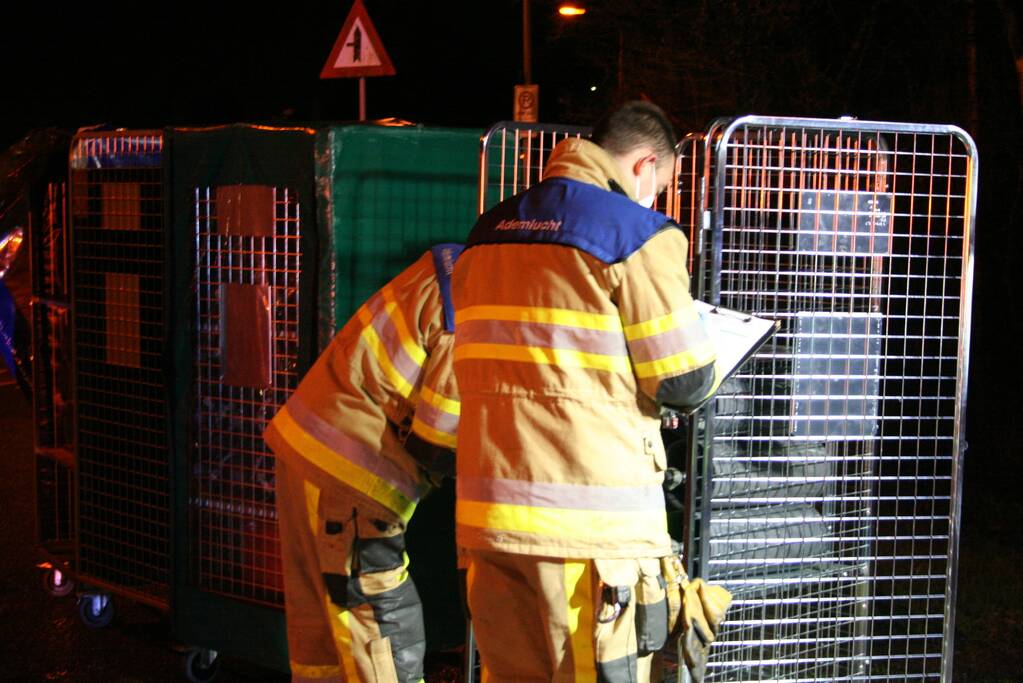 Grote uitslaande brand in loods achter woning