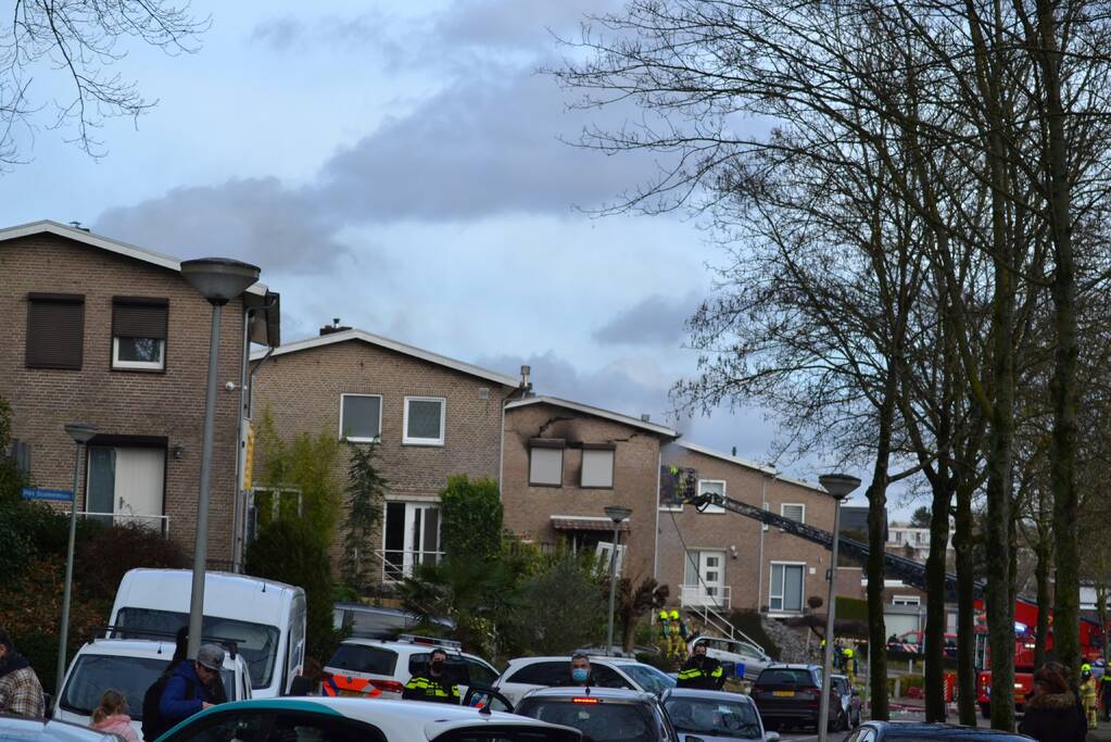 Uitslaande brand in woning na explosie