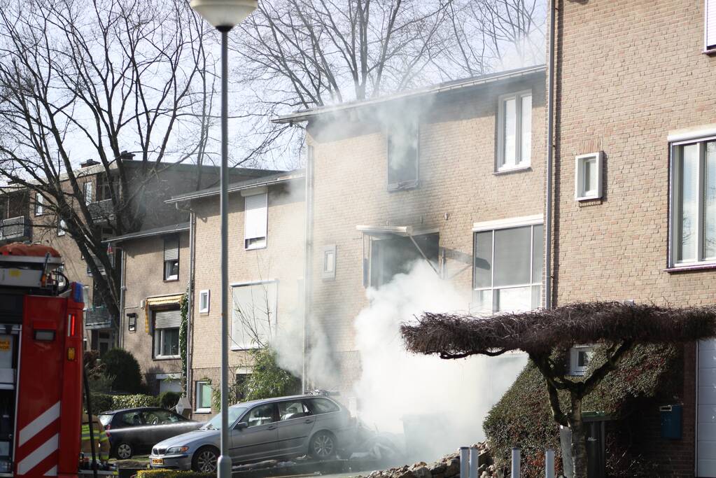 Uitslaande brand in woning na explosie