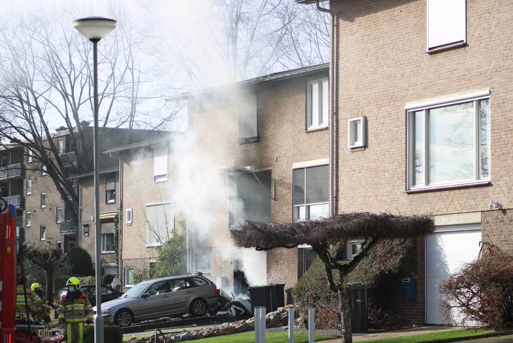 Uitslaande brand in woning na explosie