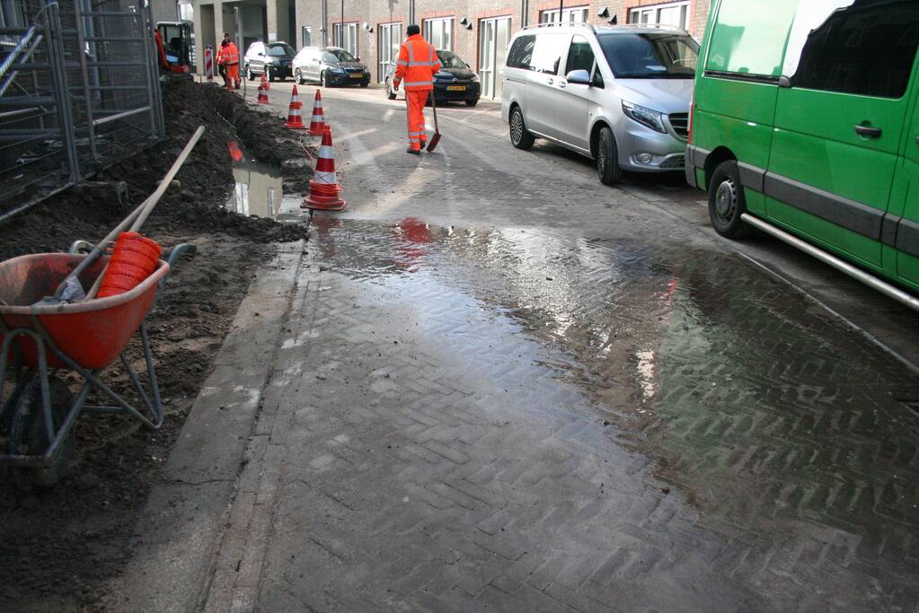 Sleuf vol water na waterleidingbreuk