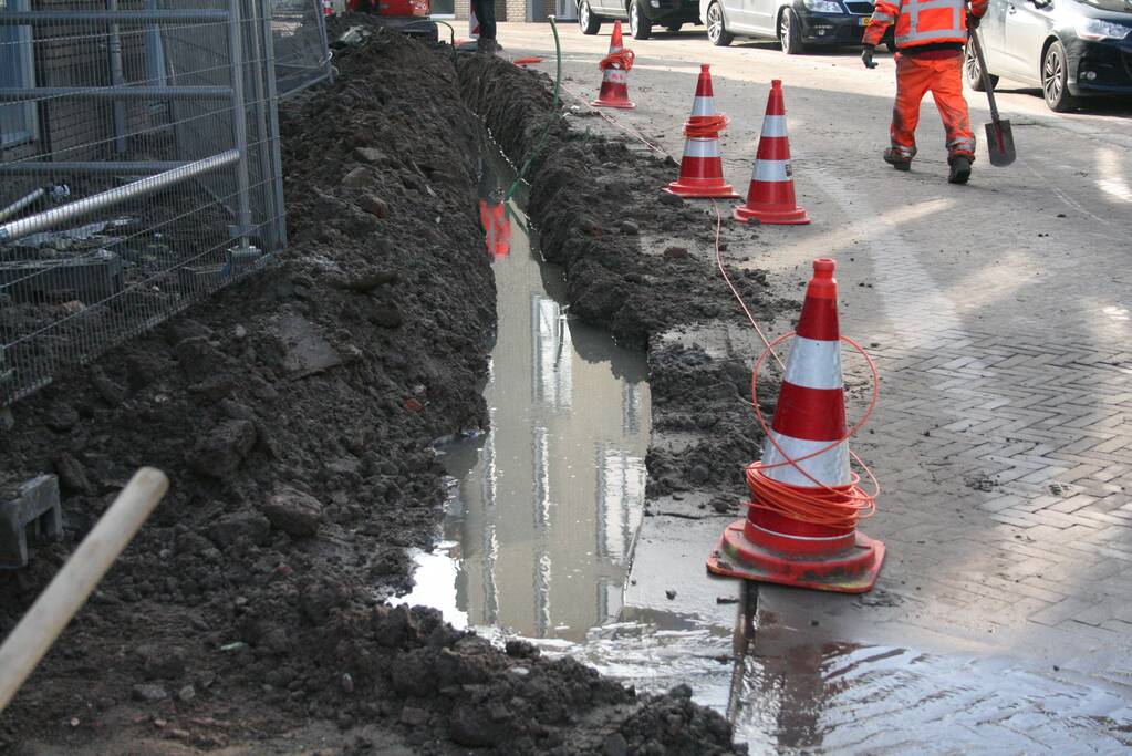 Sleuf vol water na waterleidingbreuk