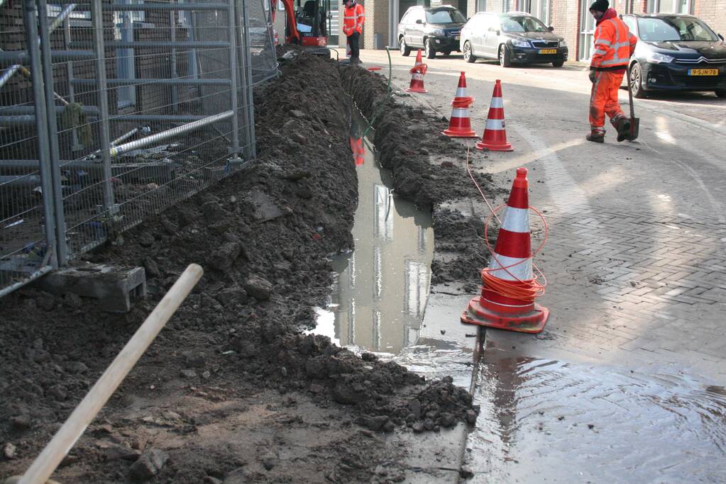 Sleuf vol water na waterleidingbreuk