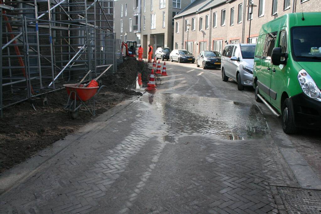 Sleuf vol water na waterleidingbreuk