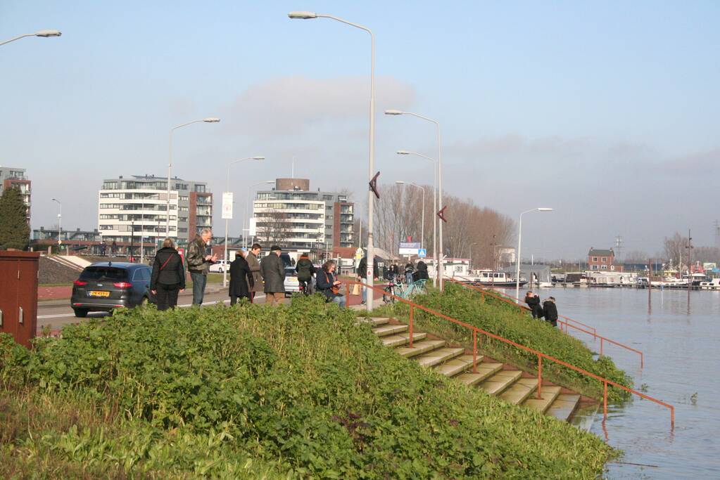 Hoogwater de Waal trekt veel bekijks