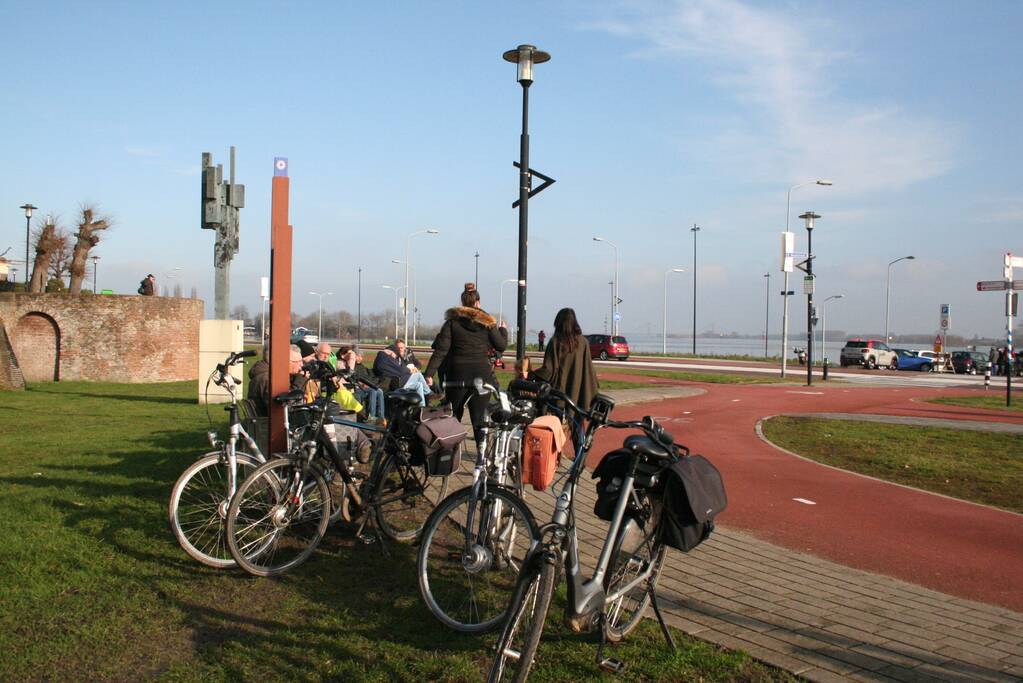 Hoogwater de Waal trekt veel bekijks