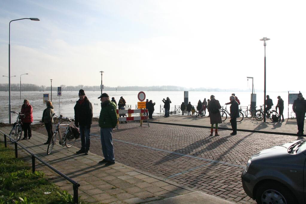 Hoogwater de Waal trekt veel bekijks