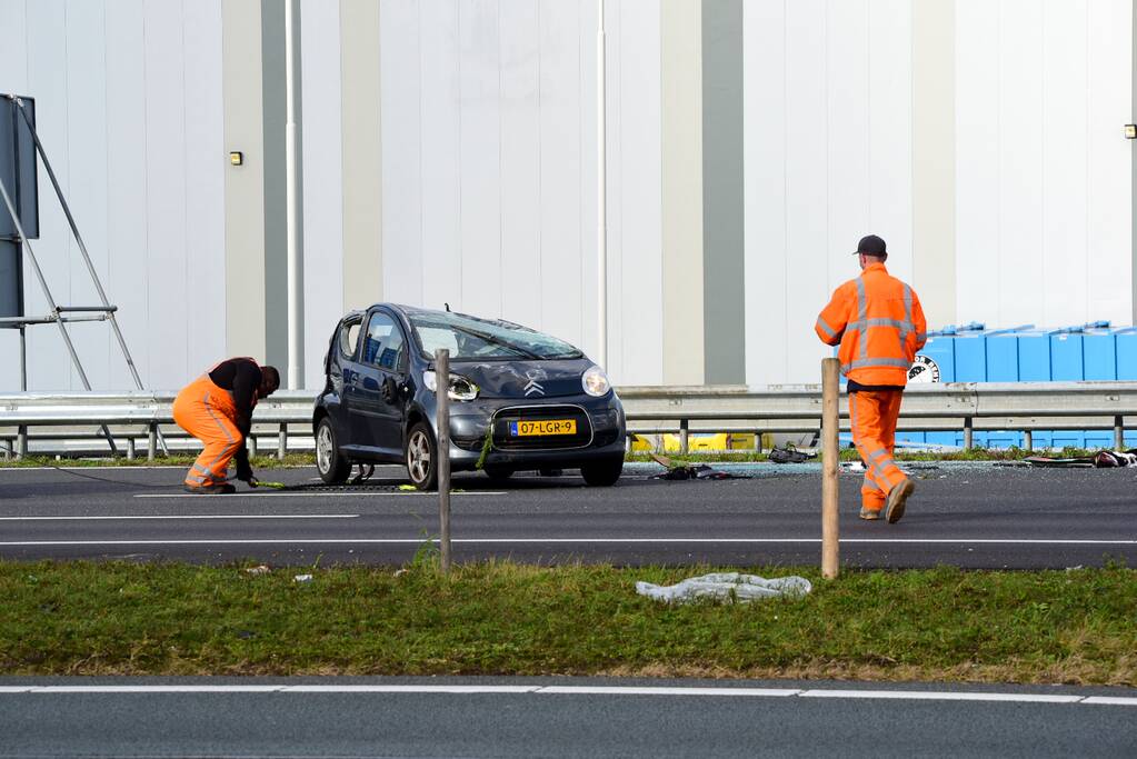 Auto op de kop na aanrijding met vrachtwagen