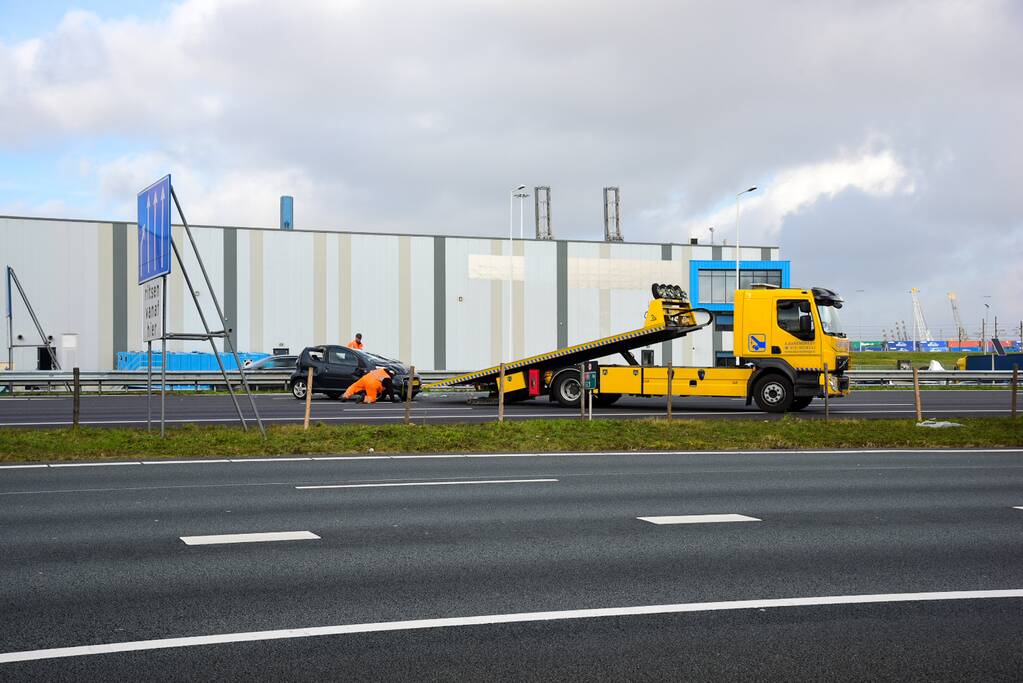 Auto op de kop na aanrijding met vrachtwagen