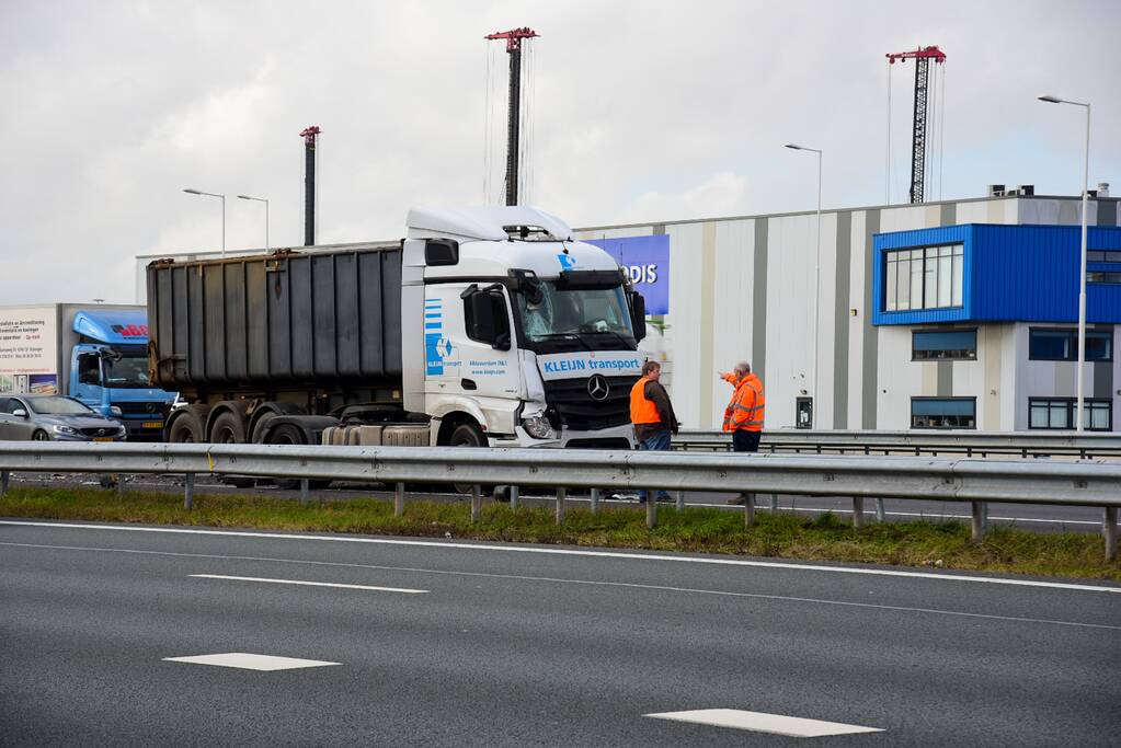 Auto op de kop na aanrijding met vrachtwagen