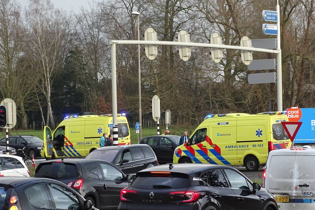 Gewonde bij kop-staartbotsing voor verkeerslicht