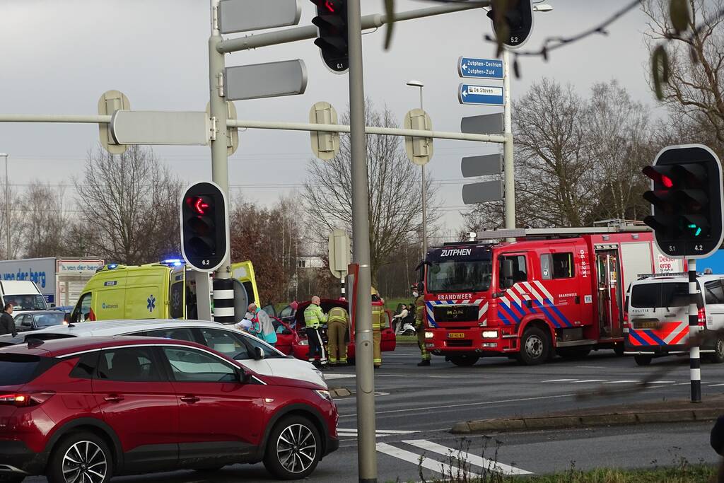 Gewonde bij kop-staartbotsing voor verkeerslicht