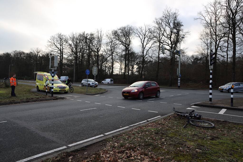 Overstekende fietser geschept door bestelbus