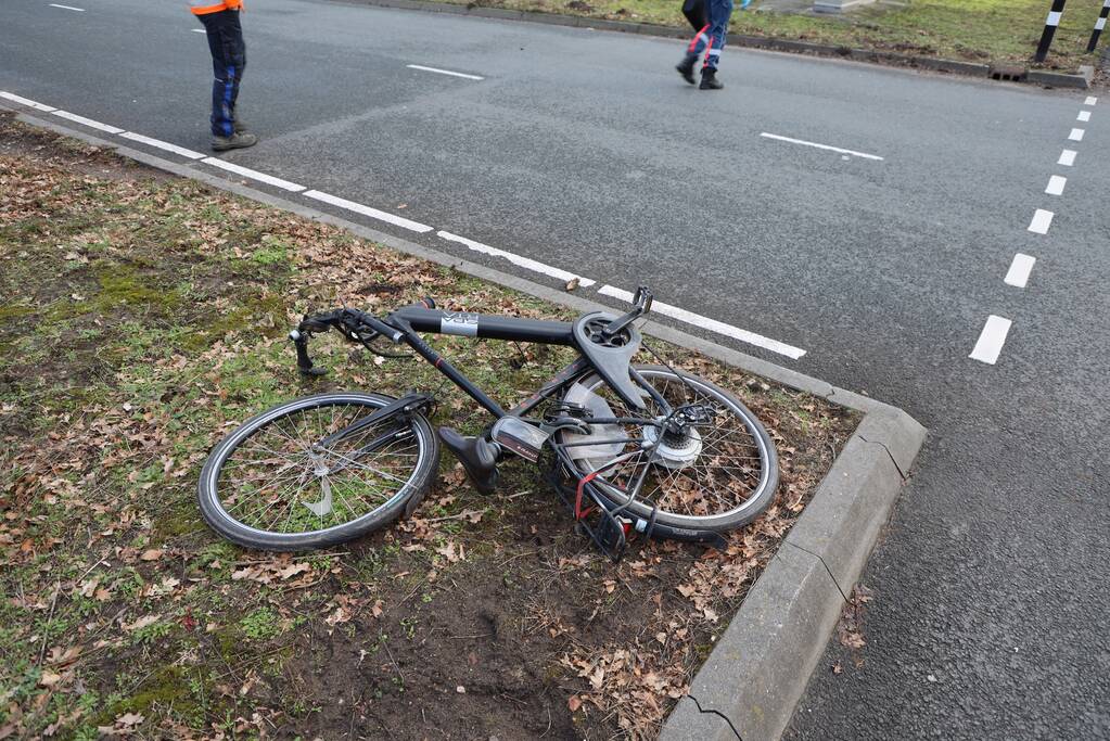 Overstekende fietser geschept door bestelbus