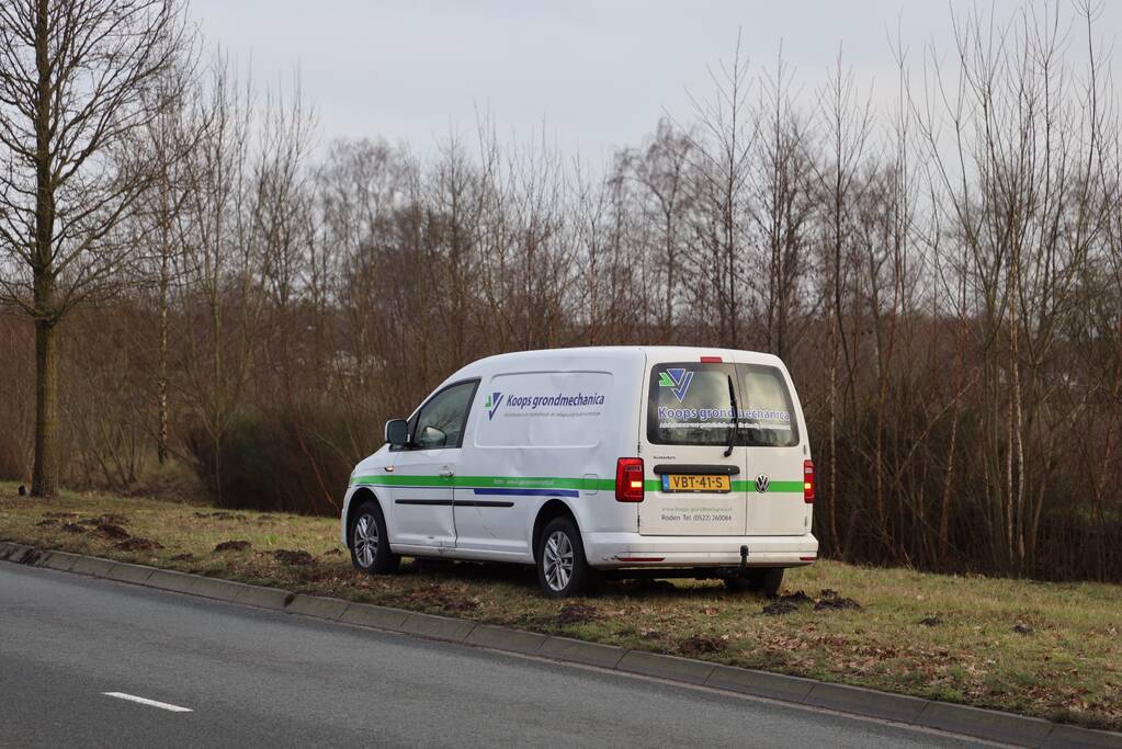 Overstekende fietser geschept door bestelbus
