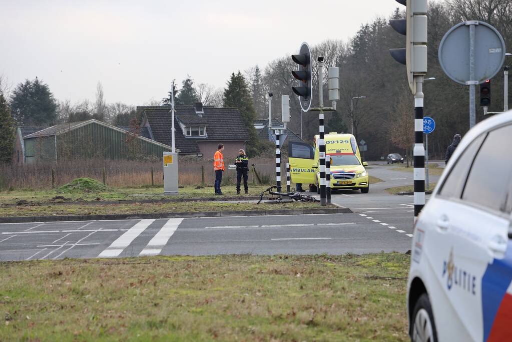 Overstekende fietser geschept door bestelbus