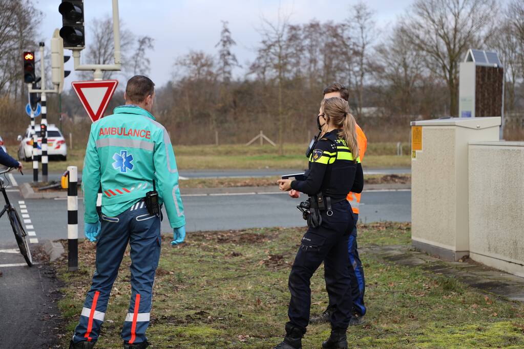 Overstekende fietser geschept door bestelbus