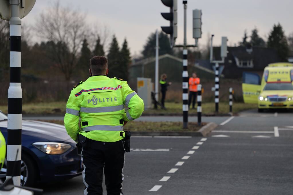 Overstekende fietser geschept door bestelbus