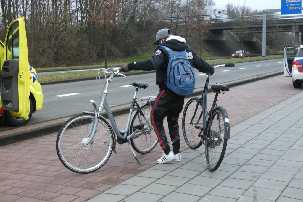 Twee fietsers botsen op fietspad