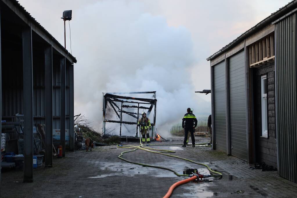 Bouwkeet op boerenerf volledig afgebrand