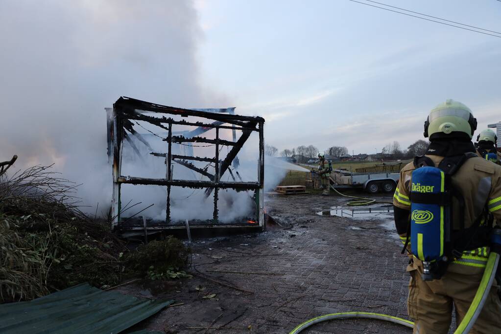 Bouwkeet op boerenerf volledig afgebrand