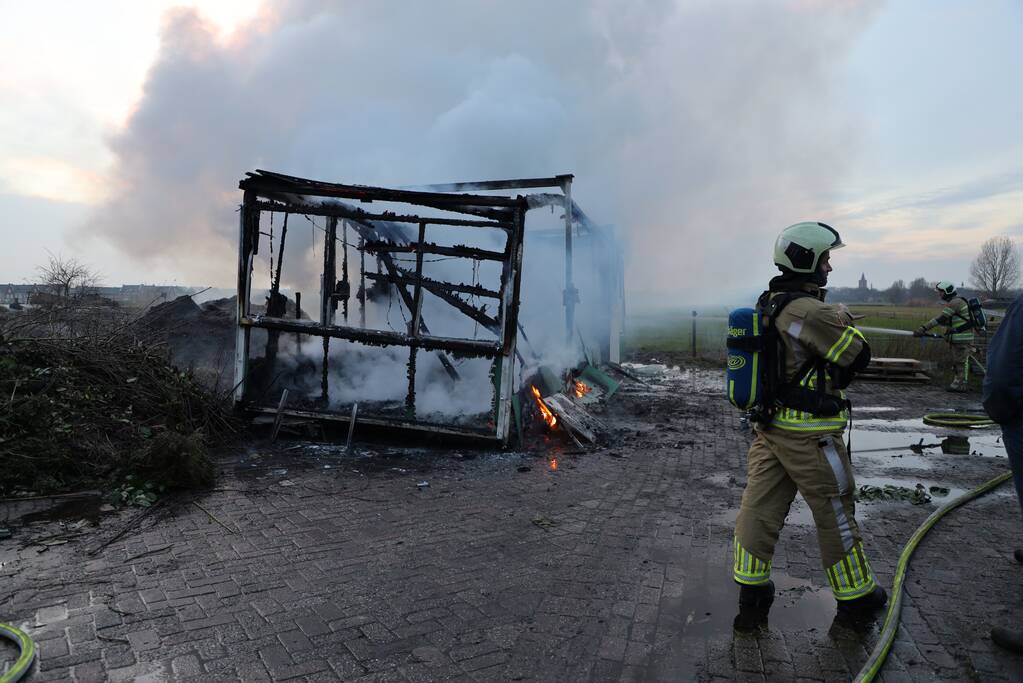 Bouwkeet op boerenerf volledig afgebrand