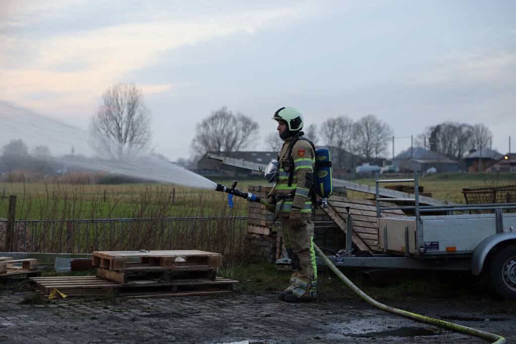 Bouwkeet op boerenerf volledig afgebrand