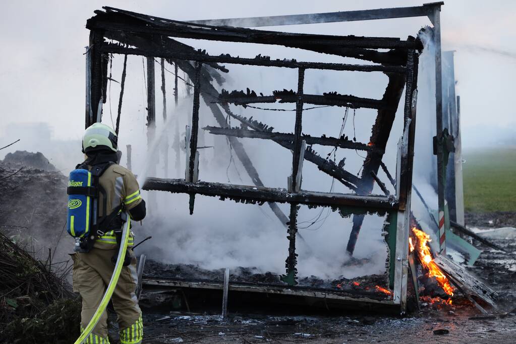 Bouwkeet op boerenerf volledig afgebrand